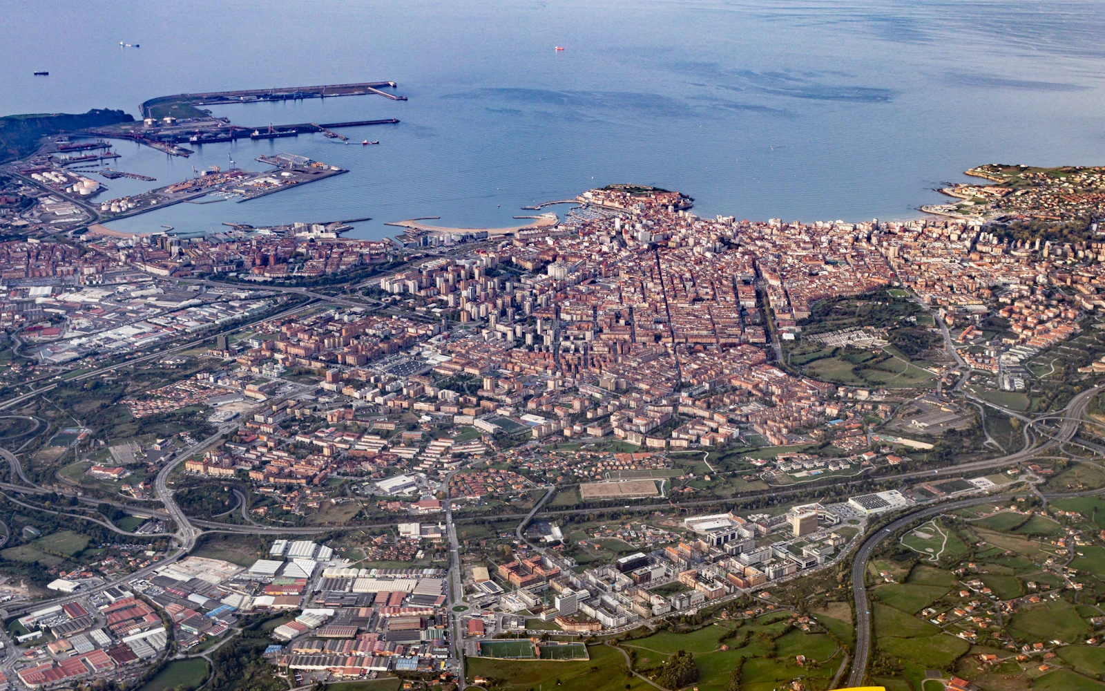 Vista aérea del litoral urbano y el puerto de Gijón en Asturias