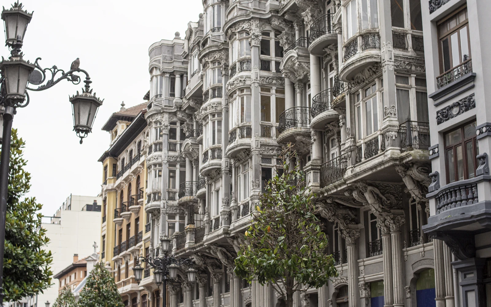 Fachadas y cubiertas de edificios en una calle de Oviedo